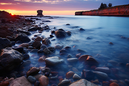 日落时分的岩石海滩图片