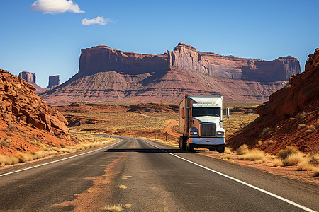 沙漠中的一辆卡车图片