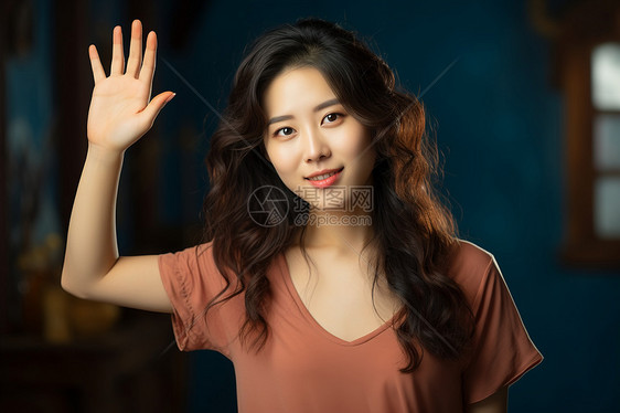 亚洲女子挥手致意图片