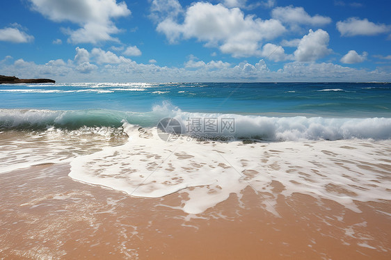 波涛汹涌的海滩图片