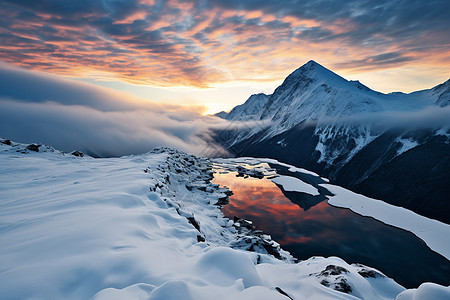 夕阳下的冰雪高原图片