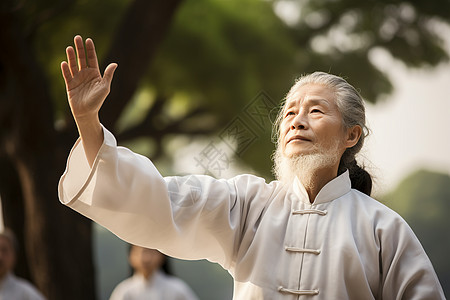 白衣老年人摆好姿势男人高清图片