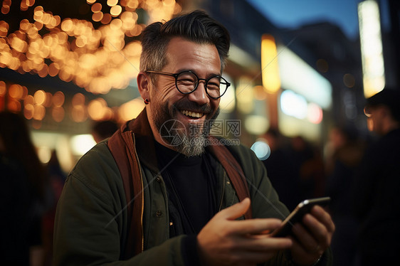 微笑玩手机的中年男子图片