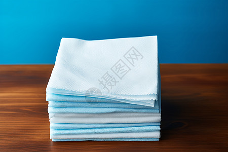 餐桌上的白色餐巾纸图片