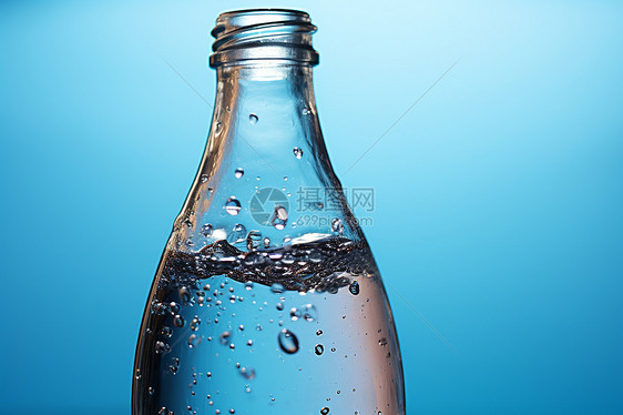 玻璃瓶中的纯净水图片