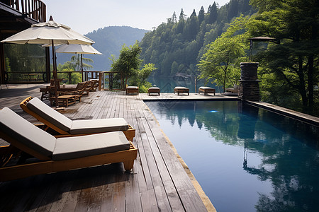 宁静湖畔的泳池背景图片