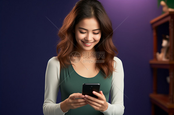 玩手机的女子图片