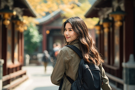 背包的女子图片