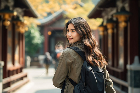 背包的女子图片