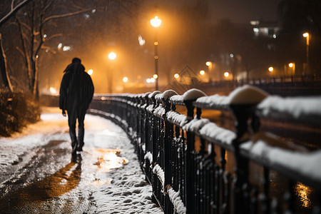 雪中漫步夜晚漫步城市的孤独行者背景