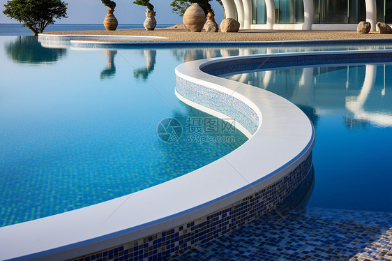 度假别墅的豪华游泳池图片