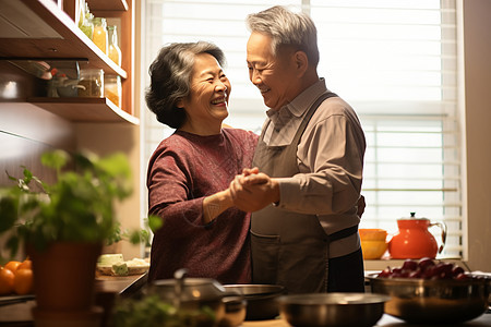 厨房共舞的老年夫妻图片