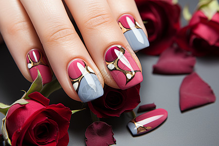 娇艳的指尖一个女子的指甲上有一朵玫瑰和戒指图片