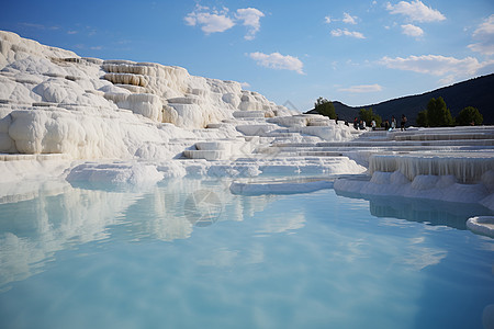 水池里的矿物沉积背景