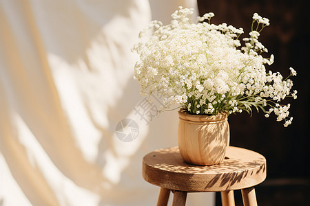 木凳上的花束图片