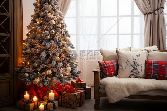 客厅里的圣诞树和沙发图片
