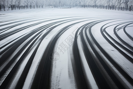 积雪道路上的车印图片