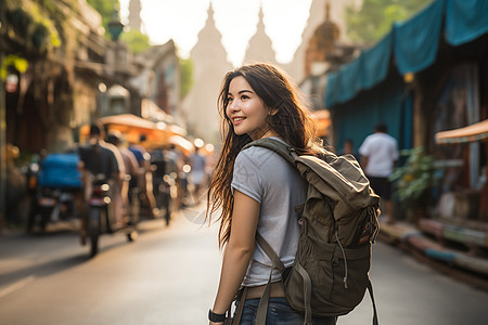 亚洲旅行者在曼谷行走图片