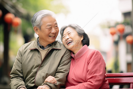 欢笑中的亚洲老年夫妻图片