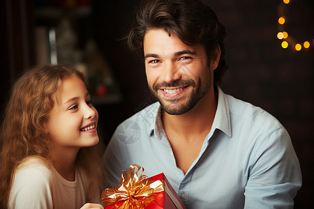 男人和小女孩微笑着手持礼盒图片