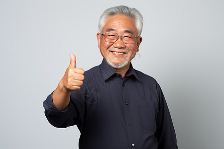 开心的亚洲老年男子图片