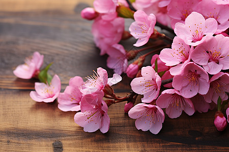 粉色花束在木质桌面上图片