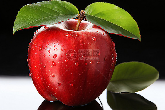 表面覆盖水滴的红苹果图片