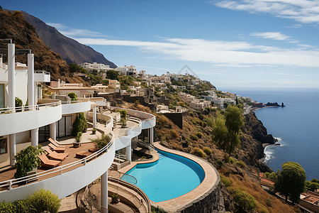 度假酒店中的泳池与山景图片