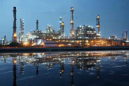 一座石油精炼厂图片