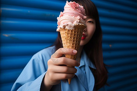 户外拿着冰淇淋的女士图片