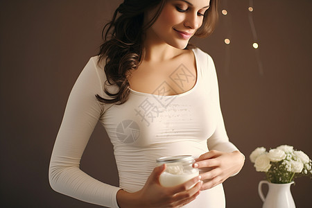 拿着牛奶美丽的孕妇背景图片