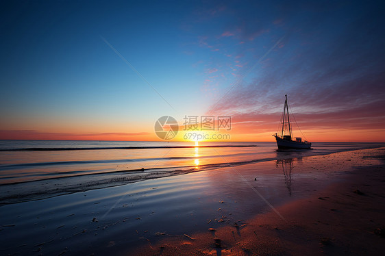 黄昏时分海滩上一艘船图片