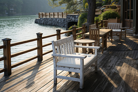湖畔白色椅子图片