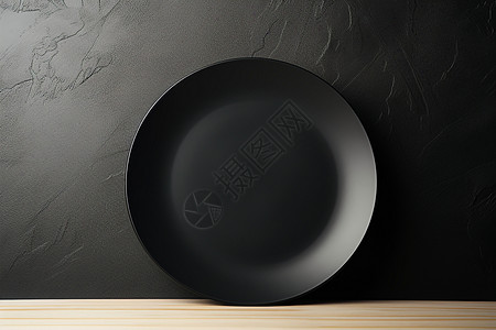 桌子的黑色盘子图片