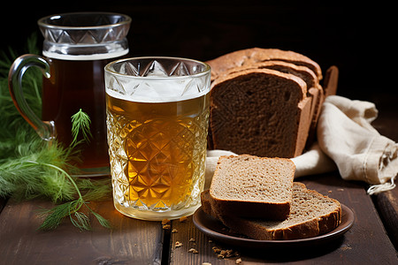 桌子上的啤酒和面包图片