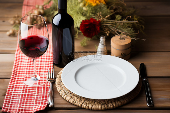 木桌上的红酒餐具图片