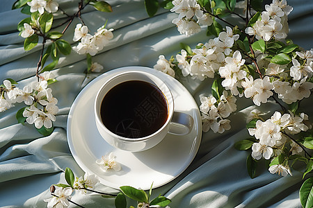 丝绸上的咖啡和花朵图片