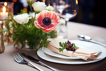 花朵旁的餐具餐桌图片