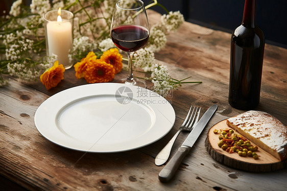 桌子上的用餐餐具图片
