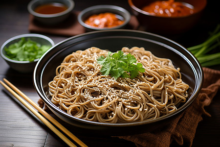 精致摆盘的红烧牛肉荞麦面图片