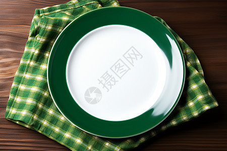 绿白相间的陶瓷餐盘图片