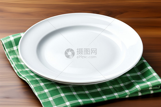 餐桌上的陶瓷餐盘图片