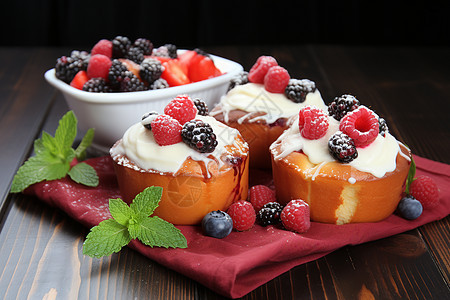 一盘水果浇在蛋糕上图片