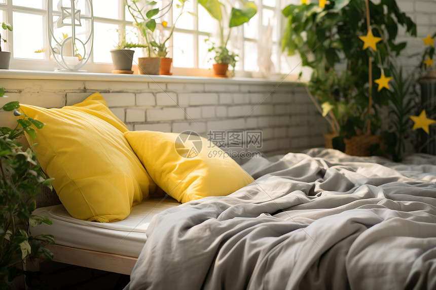 清晨阳光下的温馨卧室图片