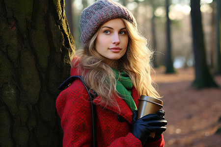 冬日森林中红色大衣女士图片