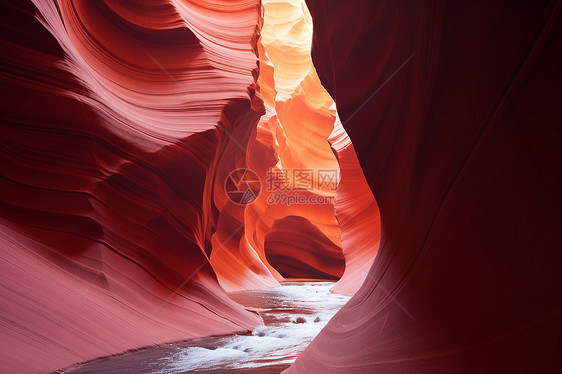 红岩石壁与流水相映美丽图片
