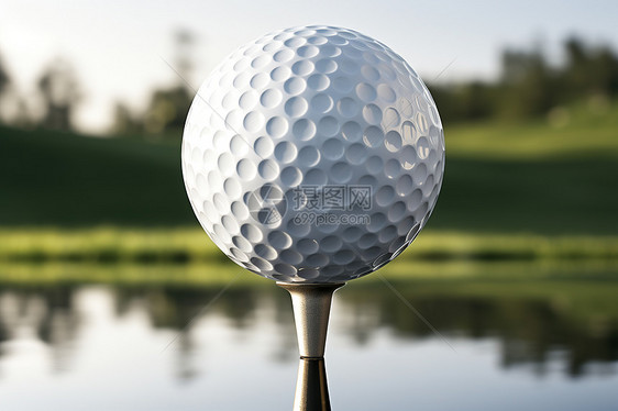 湖泊畔高尔夫球场的一杆开球图片