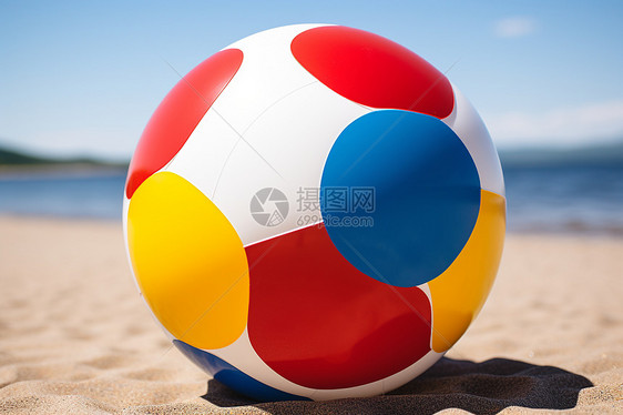 海滩上的彩色塑料球图片