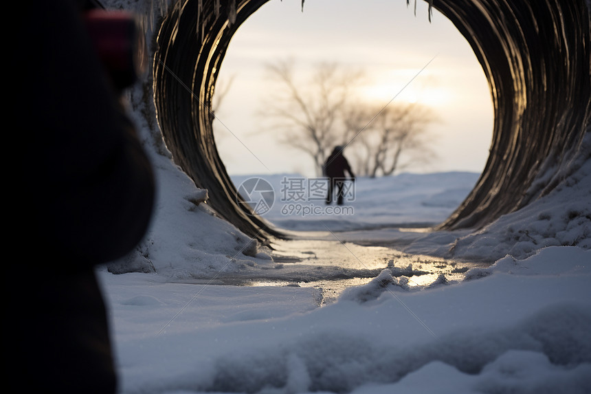 户外雪地中玩耍的人图片