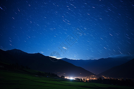 星空下的草原村庄图片